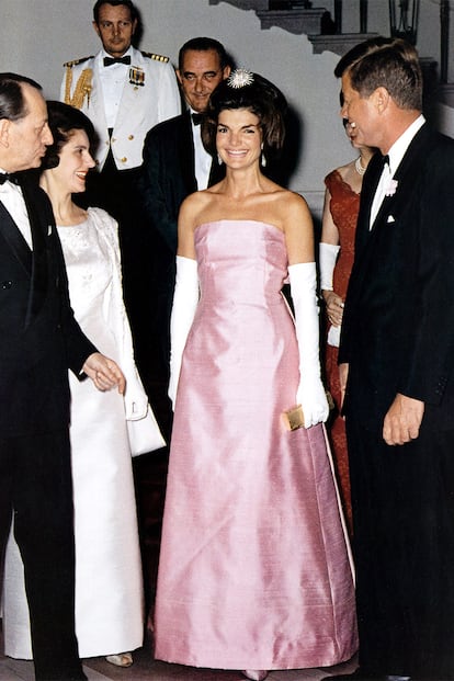 En un acto en La Casa Blanca en 1962 se dejó ver con un espectacular vestido rosa palabra de honor firmado por Duvier para Christian Dior. Un diseño digno de una princesa contemporánea o una gran alfombra roja que ella, por supuesto, llevó con sus inseparables guantes blancos.