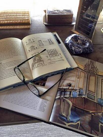 Un detalle del rincón de lectura de Lorenzo Castillo, donde se juntan ‘bibelots’ con algunos de esos libros indispensables en su vocación a los que vuelve una y otra vez.