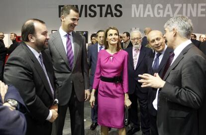 Los Príncipes de Asturias flanqueados por José Luis Sainz, consejero delegado de EL PAÍS, Luis Eduardo Cortés (Vicepresidente de Ifema), José Ignacio Wert (Ministro de Educación y Cultura) y Javier Moreno (Director de EL PAÍS)