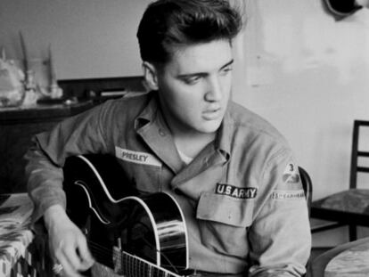 El cantante Elvis Presley tocando la guitarra.