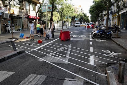 Varios empleados pintaban las nuevas se&ntilde;ales en la calle de Galileo.