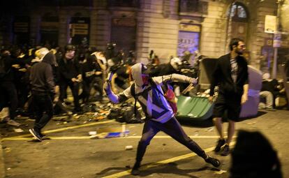 Un manifestante lanza una botella en los altercados de Barcelona el 17 de octubre.