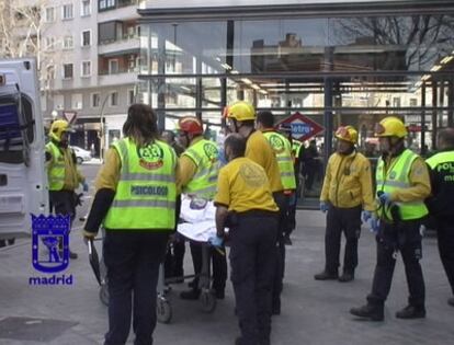 Los efectivos de Emergencias trasladan a la mujer arrollada por el metro al hospital Gregorio Marañón.