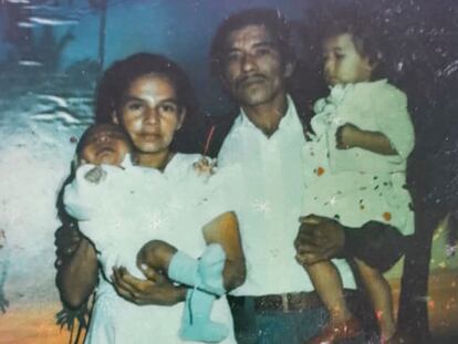 Blanca Gómez con su esposo y dos de sus hijos, en una foto del álbum familiar.