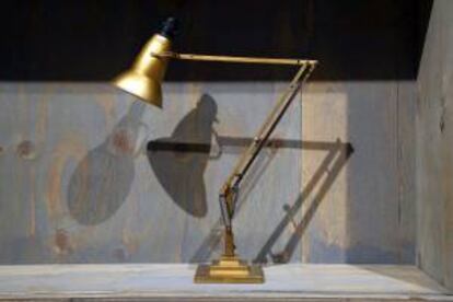 Fotografía facilitada por el Museo del Diseño de Londres de la primera lámpara flexo, uno de los objetos de la exposición "Extraordinarias historias sobre objetos ordinarios", diseñados en el siglo XX.