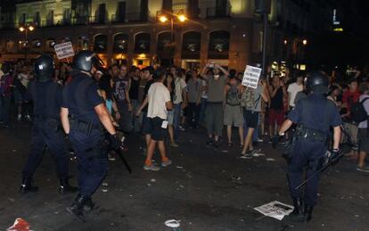 Policías durante una carga el pasado día 17 en la Puerta del Sol