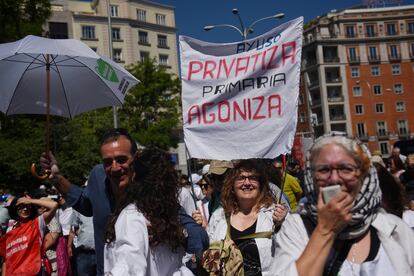 Carteles a favor de la sanidad pública, universal y de calidad.