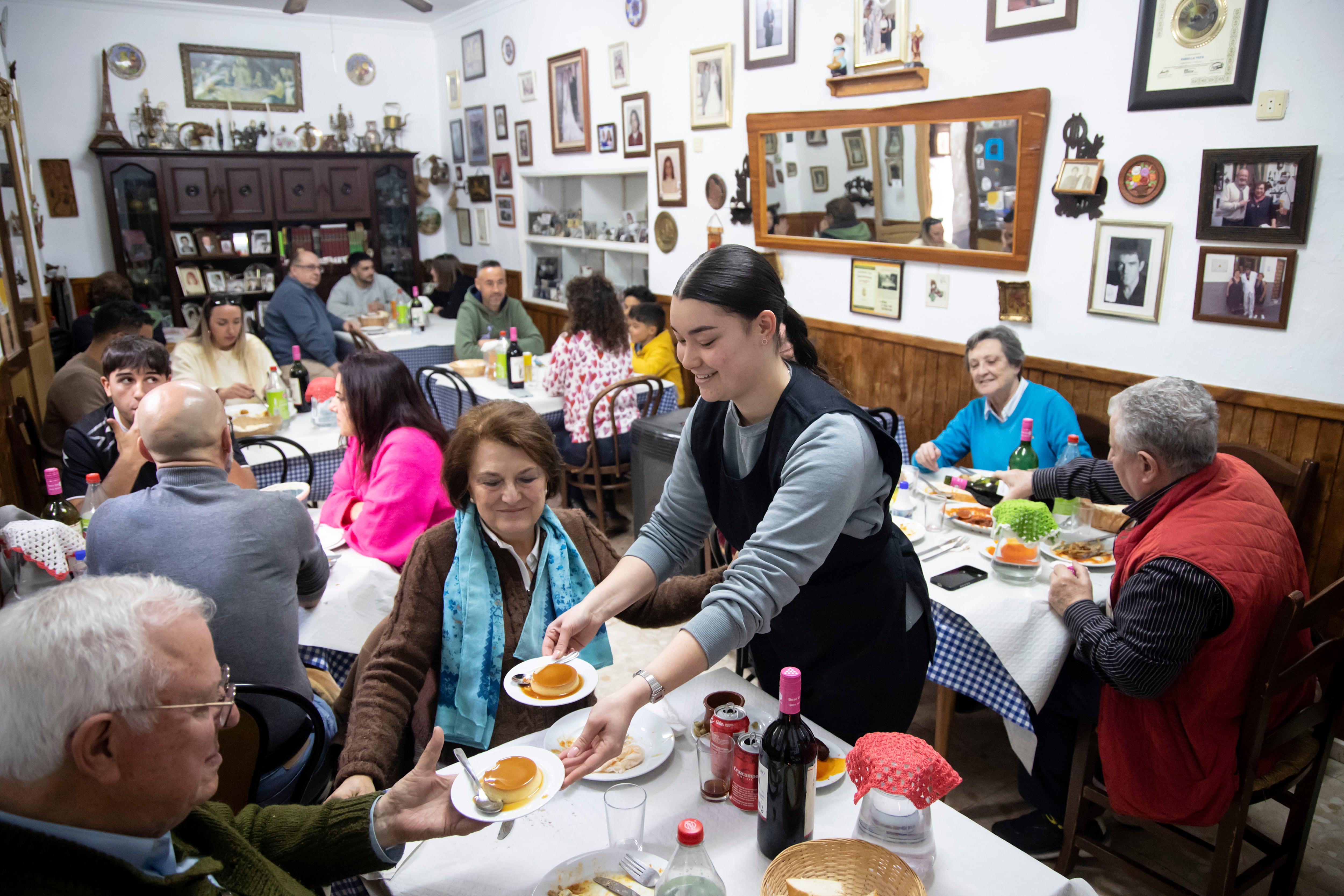 Fonda Casa Pepa: la familia que te sirve de comer en el salón de su casa por 14 euros