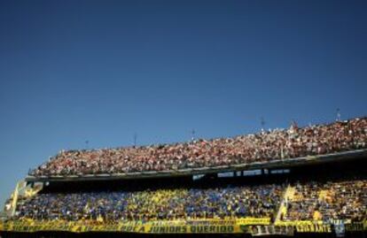 Hinchas de River Plate (arriba) y Boca Juniors (abajo) en las gradas del estadio La Bombonera (Buenos Aires) durante este clásico derbi del fútbol argentino.