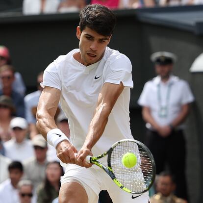 Wimbledon (United Kingdom), 14/07/2024.- Carlos Alcaraz of Spain in action during the men's singles final against Novak Djokovic of Serbia at the Wimbledon Championships, Wimbledon, Britain, 14 July 2024. (Tenis, España, Reino Unido) EFE/EPA/ADAM VAUGHAN EDITORIAL USE ONLY