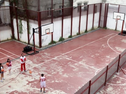 Cancha de baloncesto del Instituto San Isidro vallada por la mitad.