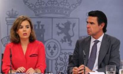 La vicepresidenta del Gobierno, Soraya S&aacute;enz de Santamar&iacute;a, y el ministro de Industria, Energ&iacute;a y Turismo, Jos&eacute; Manuel Soria, durante la rueda de prensa posterior a la reuni&oacute;n del Consejo de Ministros.