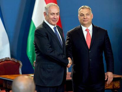 El primer ministro israel&iacute; Benjamin Netanyahu y su hom&oacute;logo h&uacute;ngaro durante la conferencia de prensa de este martes en el Parlamento de Budapest. 