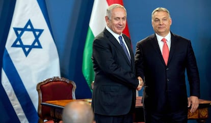 El primer ministro israelí Benjamin Netanyahu y su homólogo húngaro durante la conferencia de prensa de este martes en el Parlamento de Budapest.