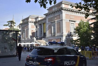 Un cotxe de policia davant del Museu del Prat de Madrid, ahir divendres.