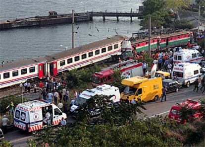 Los servicios de rescate trabajan entre los restos de los dos trenes.