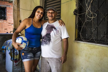 Retrato de Aline, de 32 años, con Dinho que es su marido y también su entrenador de fútbol.