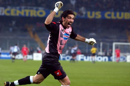 El que fuera portero de la Juventus, Gianluigi Buffon, celebra un gol de su equipo frente al Deportivo de La Coruña en la Champions League de 2002.