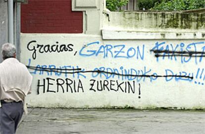 La pintada <i>Garzón, el pueblo esta contigo</i> superpuesta a otra de <i>Fascista, lo vas a pagar caro</i>, en San Sebastián.