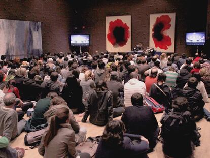 Seguidores del debate celebrado ayer en el CaixaForum sobre los cables del Departamento de Estado.