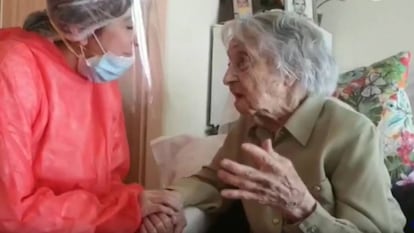María Branyas, la mujer más longeva de España, en la residencia Santa Maria del Tura de Olot, en mayo de 2020.
