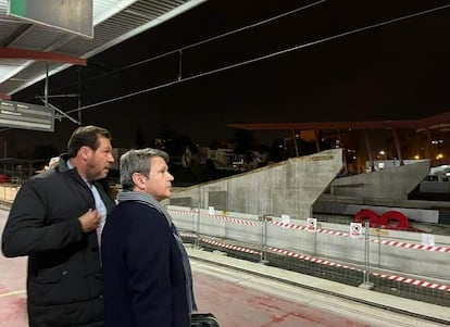 El ministro de Transportes, Óscar Puente, y el secretario de Estado de Transportes, José Antonio Santano, durante una visita a las obras de la estación madrileña de Chamartin.