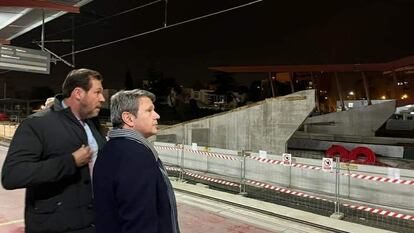 El ministro de Transportes, Óscar Puente, y el secretario de Estado de Transportes, José Antonio Santano, durante una visita a las obras de la estación madrileña de Chamartin.