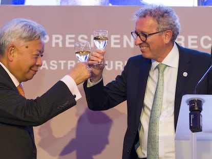 El presidente del BAII, Jin Liqun, brinda con el ministro de Finanzas luxemburgués, Pierre Gramegna, ayer en Luxemburgo.