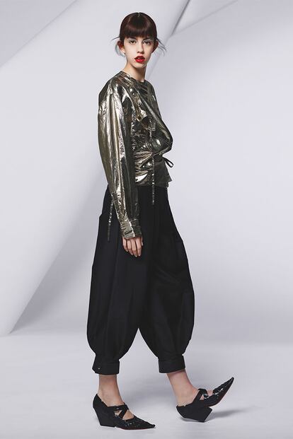 Chaqueta metalizada de lamé (720 €) y pantalón (304 €), ambos de ISABEL MARANT; y zapatos de piel de becerro de CÉLINE (920 €).