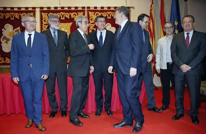 El presidente de las Cortes, Enric Morera, entre Francisco P&eacute;rez, experto en finanzas auton&oacute;micas, y el jefe del Consell, Ximo Puig. 