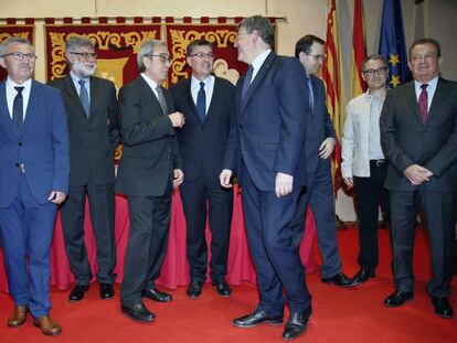 El presidente de las Cortes, Enric Morera, entre Francisco P&eacute;rez, experto en finanzas auton&oacute;micas, y el jefe del Consell, Ximo Puig. 