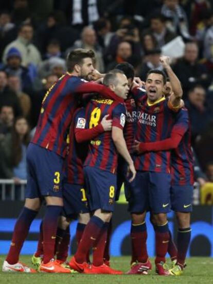 Los jugadores del Barça festejan un gol en el Bernabéu.