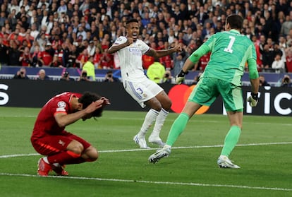 Mohamed Salah se lamenta de la parada de Courtois, que la celebra con su compañero Eder Militao.