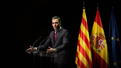 El presidente del Gobierno, Pedro Sánchez, en la conferencia 'Reencuentro: un proyecto de futuro para toda España', en el Teatre del Liceu de Barcelona, el lunes.