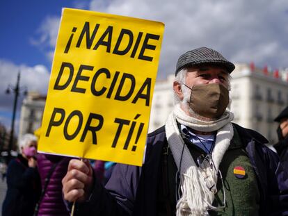 Manifestantes a favor de la aprobación de la ley de eutanasia, el 18 de marzo en la Puerta del Sol, en Madrid.