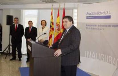 El director científico de la empresa Araclón Biotech, Manuel Sarasa (d), junto a la presidenta de Aragón, Luisa Fernanda Rudi (2d), el alcalde de Zaragoza, Juan Alberto Belloch (i) y el presidente y consejero delegado de la empresa, Víctor Grifols (2i), se dirige a los asistentes a la inauguración de la sede en Zaragoza de ésta compañía de I, especializada en inmunoterapias y diagnóstico frente al Alzheimer, entre otras enfermedades.