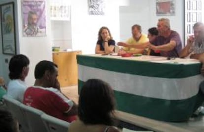 El portavoz del SAT, Diego Cañamero (2d), se dirige a los asistentes a la asamblea del Sindicato Andaluz de Trabajadores (SAT) el pasado 14 de agosto de 2012, cuando se acordó realizar una marcha con "sorpresas" en cada una de las ocho provincias andaluzas.