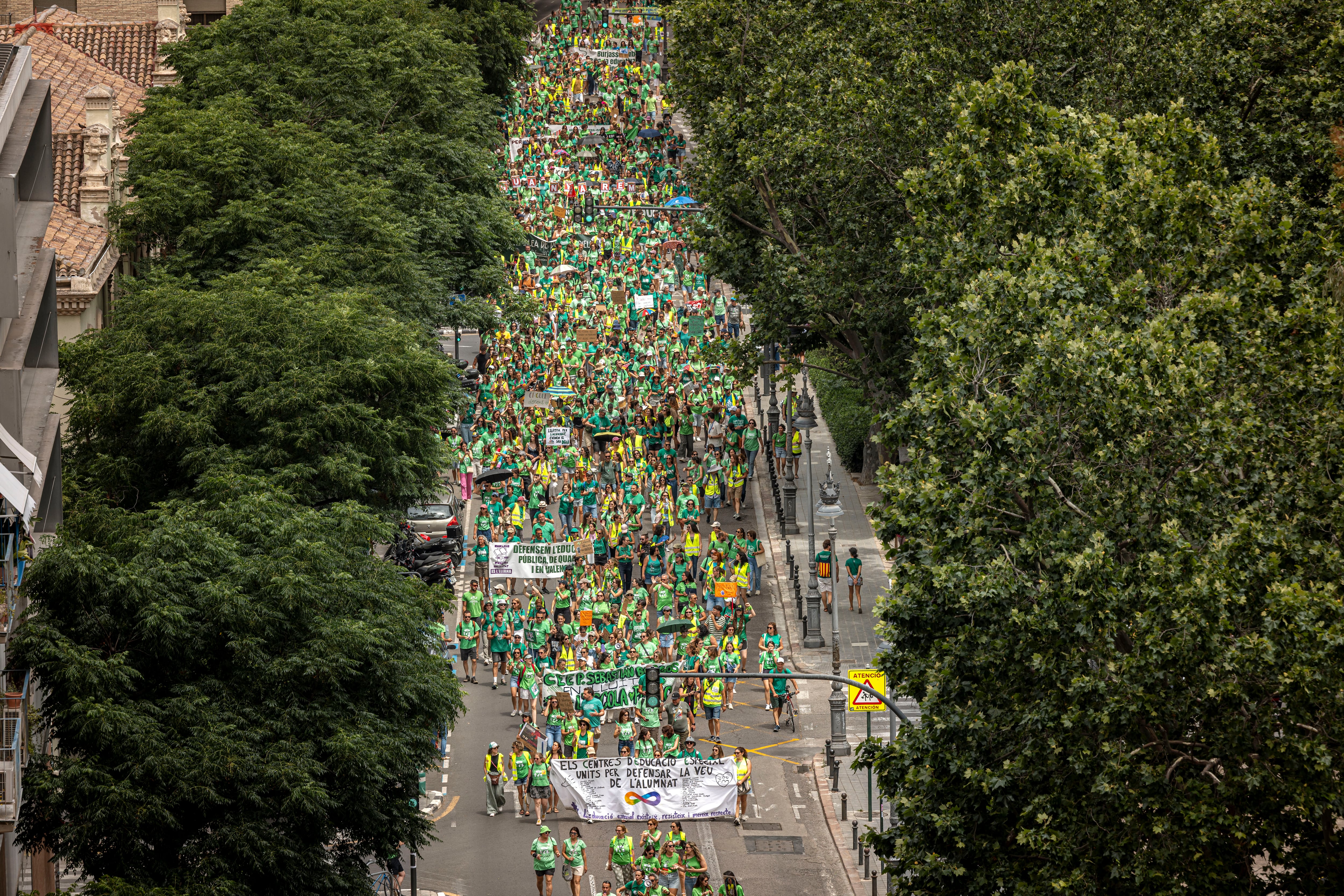 Manifestación de docentes, este jueves, a su paso por la calle Guillem de Castro.
