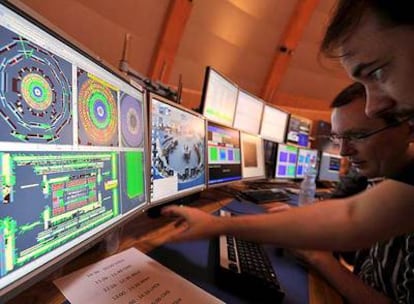 Científicos siguen el funcionamiento del acelerador de partículas ayer en el CERN de Ginebra.