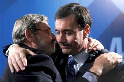Tomás Gómez (d), se abraza con Jaime Lissavetzky, tras comparecer esta noche en la sede del partido en Madrid.