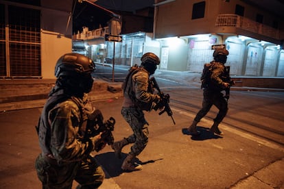En las últimas 24 horas, en el centro y sur de Guayaquil, los uniformados detuvieron a tres supuestos miembros de Los Lobos, que, al parecer, reconocieron su afiliación a la banda. En la imagen, tres soldados durante un patrullaje por las calles de Guayaquil. 