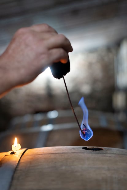 Federico Schatz, propietario de la bodega SCHATZ, sanea con sulfato el interior de la barrica en su bodega F. Schatz en Ronda. 