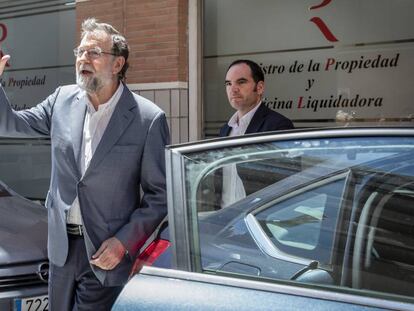 El expresidente Mariano Rajoy, a la salida del registro de la propiedad de Santa Pola.
