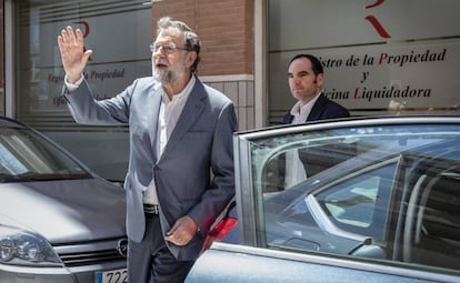 El expresidente Mariano Rajoy, a la salida del registro de la propiedad de Santa Pola.