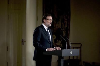 El presidente del Gobierno, Mariano Rajoy, durante la declaración institucional ante los medios de comunicación en el Palacio de la Moncloa, donde ha anunciado que el Rey Don Juan Carlos ha decidido abdicar en su hijo, el Príncipe de Asturias.