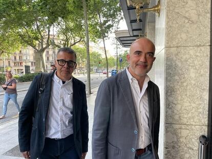 El candidato del PP a la alcaldía de Barcelona, Daniel Sirera (a la derecha), momentos antes del cierre de los centros electorales.