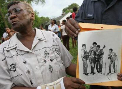 Mabele Moore, vecina de la familia Jackson en Gary (Indiana), muestra una foto dedicada de los Jackson Five.