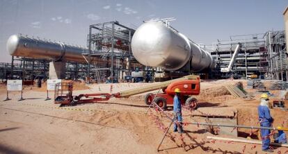 El Gobierno de Arabia Saudí estudia sacar a Bolsa la petrolera estatal Saudi Aramco, la mayor productora de petróleo del mundo, a fin de recaudar capital para compensar la caída de los precios del crudo, según informa 'The Economist'.