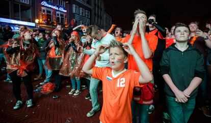 Seguidores holandeses tras perder en la tanda de penaltis ante Argentina en la ciudad de Eindhoven (Holanda).