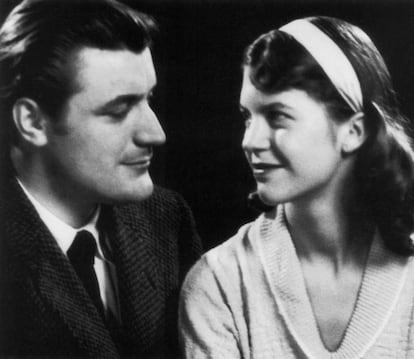 La poeta estadounidense Sylvia Plath, fotografiada con su marido, Ted Hughes, en 1956.